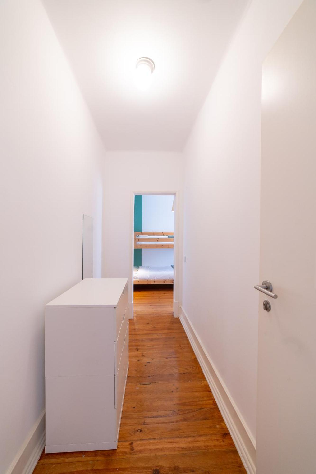 Apartment Desterro 2 - Historical Four-bedroom Lisbon